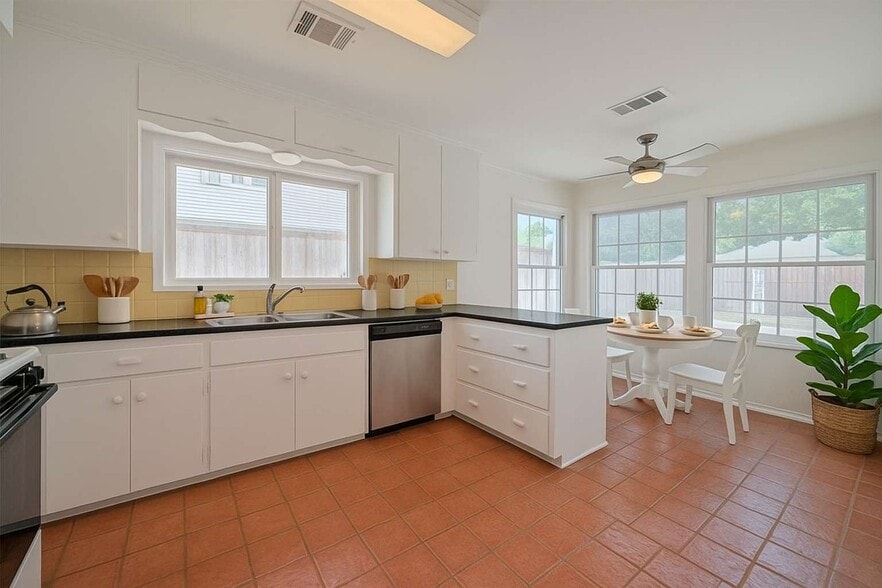 More Photos Of 826 Heights Blvd, Houston Office Residential For Sale