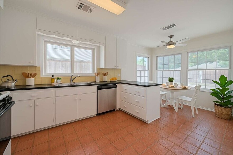 More Photos Of 826 Heights Blvd, Houston Office Residential For Sale