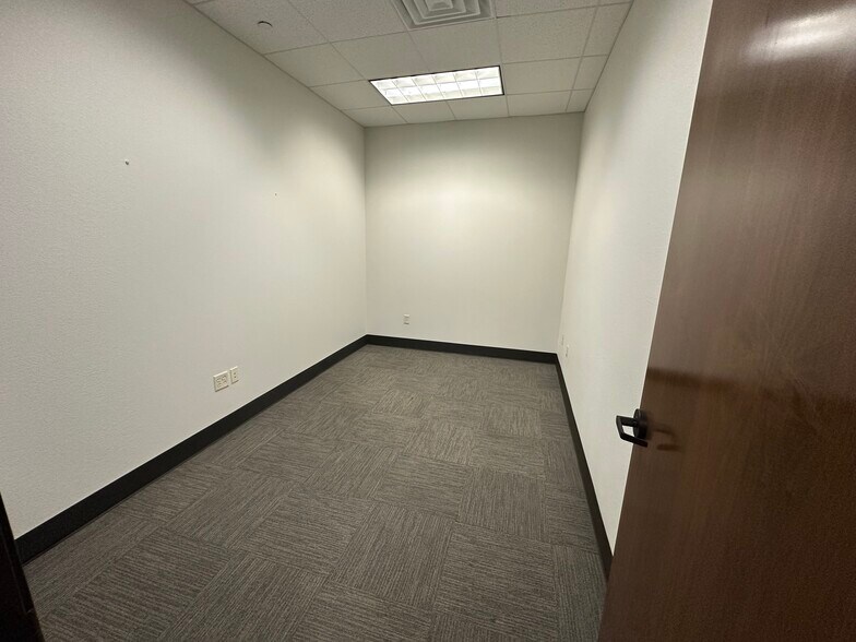 More Photos Of 400 W Oak St, Denton Office For Lease