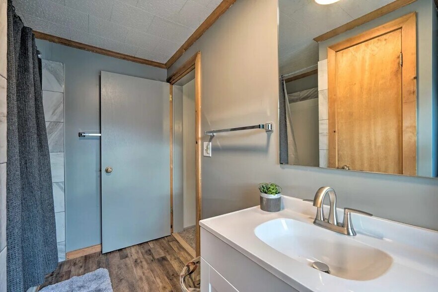 More Photos Of 77 Canada St, Lake George General Retail For Sale