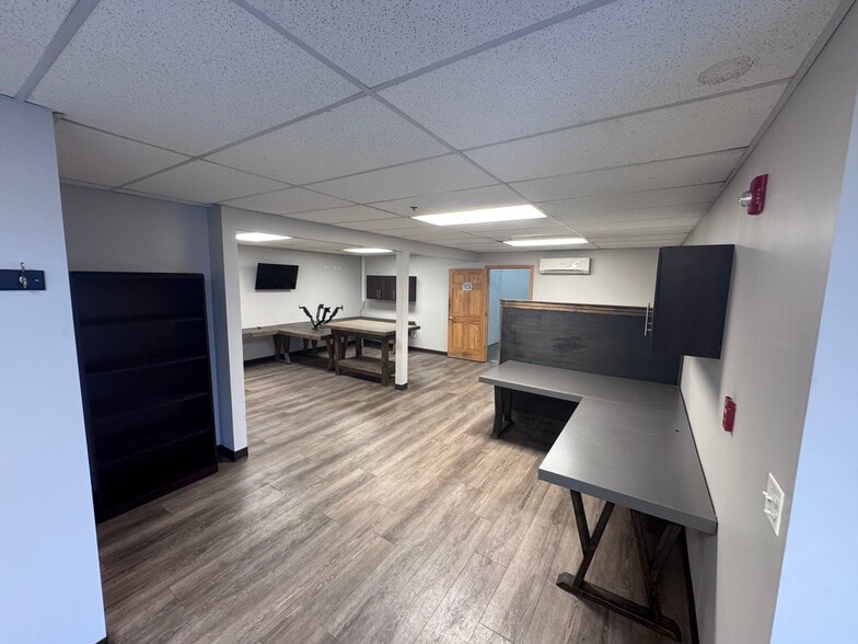 More Photos Of 378 Sundown Rd, South Elgin Warehouse For Lease