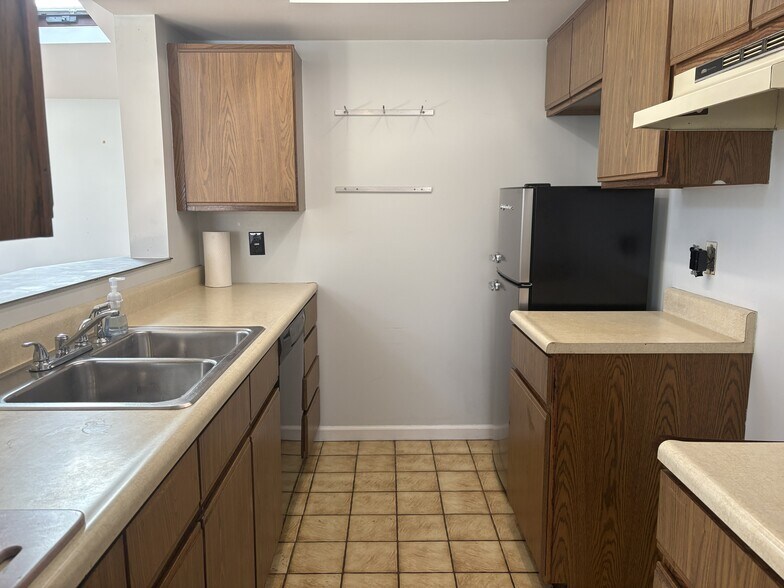 More Photos Of 9 Esther St, Throop Specialty For Lease