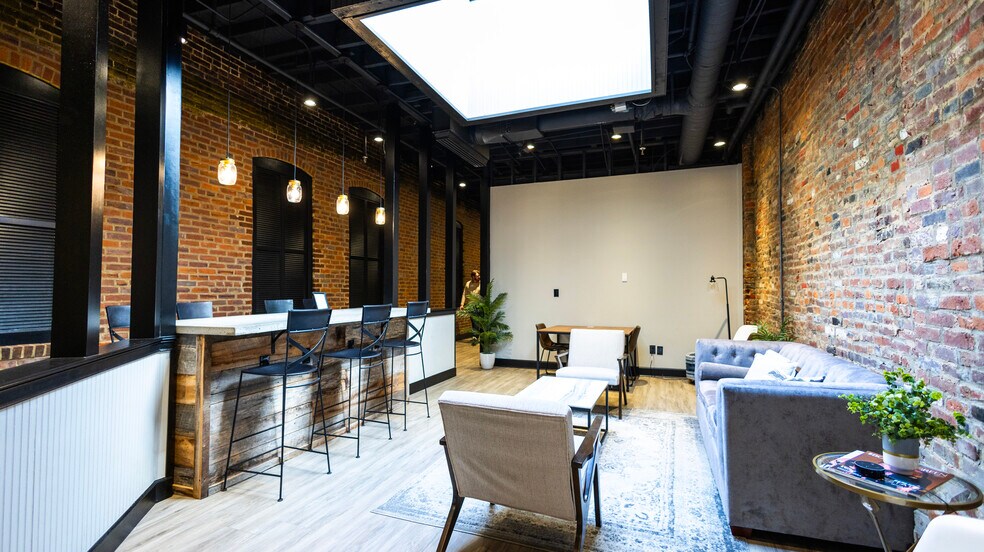 More Photos Of 911 College St, Bowling Green Office For Lease