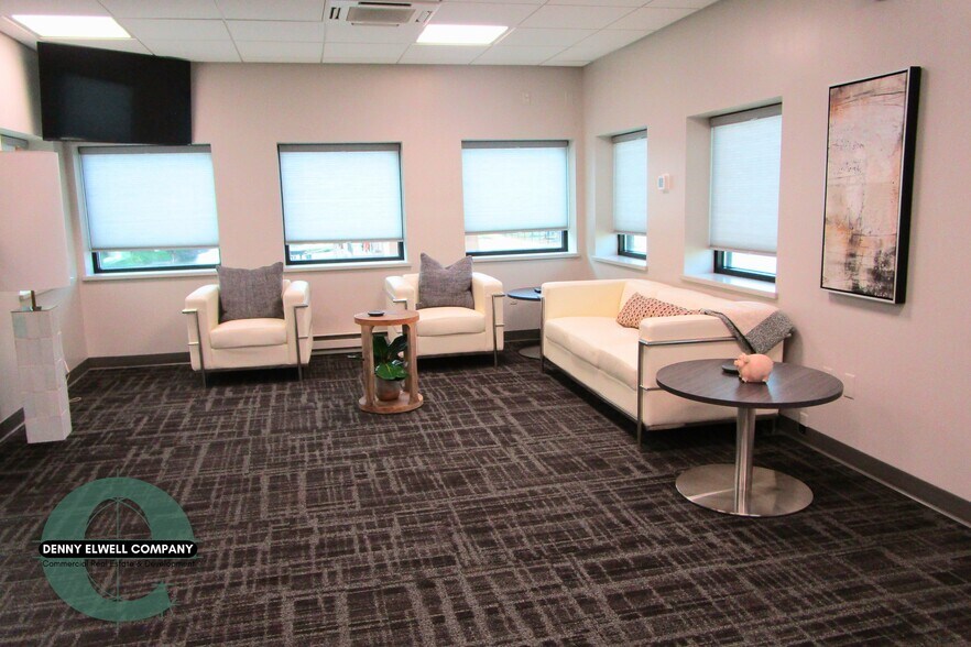 More Photos Of 18720 Highway D20, Alden Flex For Lease