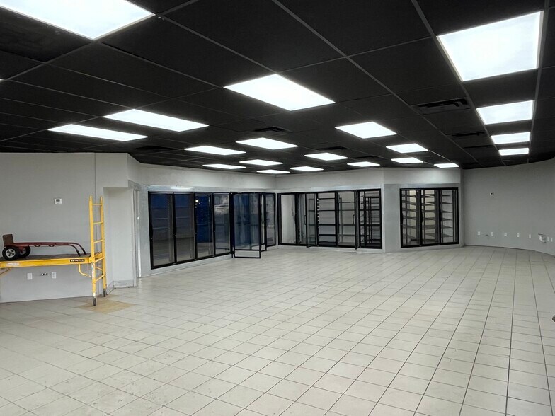 More Photos Of 2790 N Tamiami Trl, North Fort Myers Convenience Store For Sale