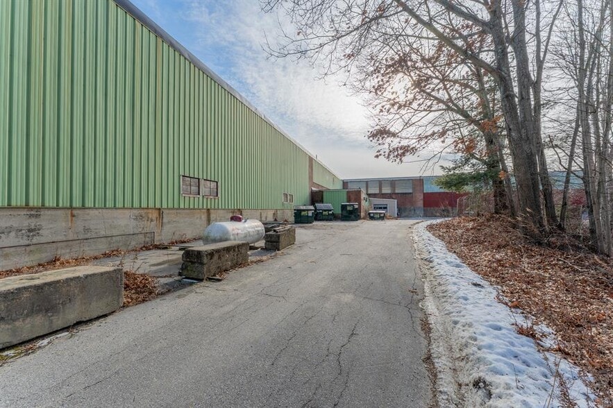 More Photos Of 30 Harris St, Putnam Warehouse For Lease