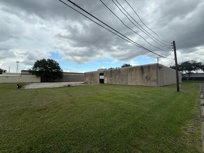 More Photos Of 10730 Kinghurst Dr, Houston Warehouse For Lease