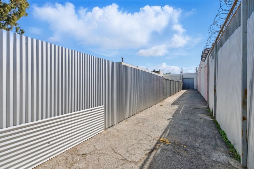 More Photos Of 12819 Main St, Los Angeles Warehouse For Sale