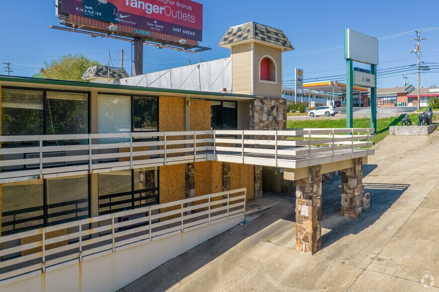 More Photos Of 1900 W 76 Country Blvd, Branson Hotel For Sale