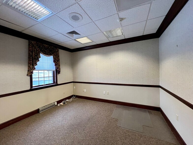 More Photos Of 565 Baltimore Pike, Avondale Bank For Lease