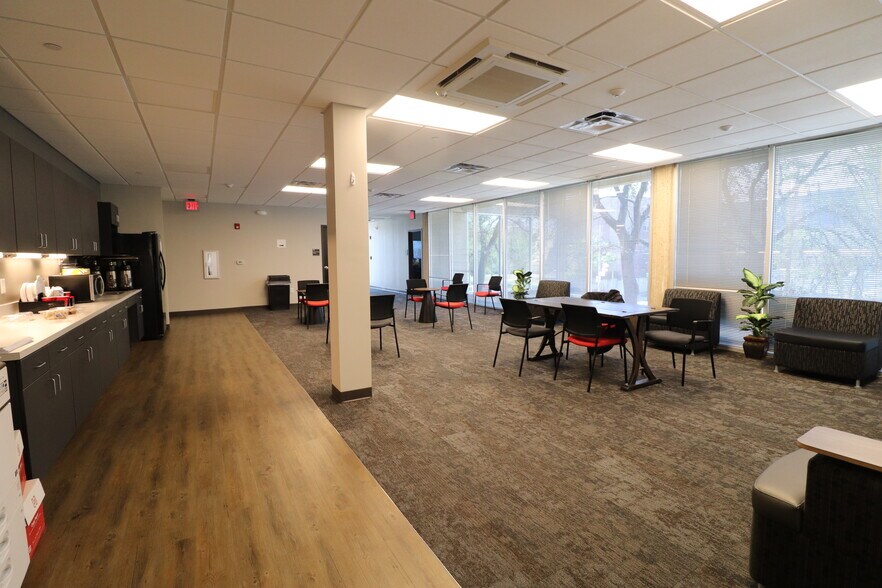 More Photos Of 3940-4306 Capitol Ave, Dallas Light Manufacturing For Sale