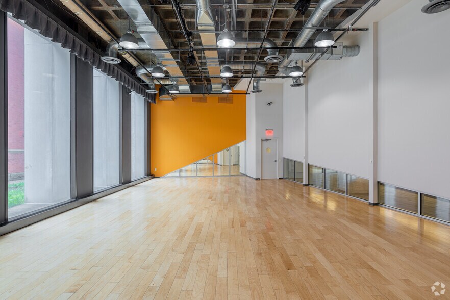 More Photos Of 33 Washington St, Newark Office For Lease