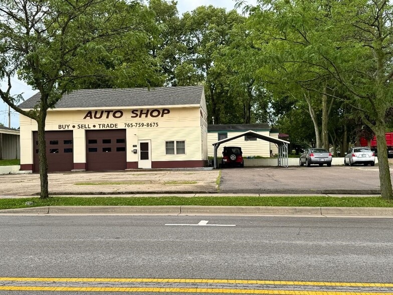 Primary Photo Of 9513 W Smith St, Yorktown Auto Repair For Sale