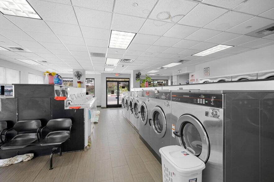 More Photos Of 6914 Foothill Blvd, Tujunga Freestanding For Sale