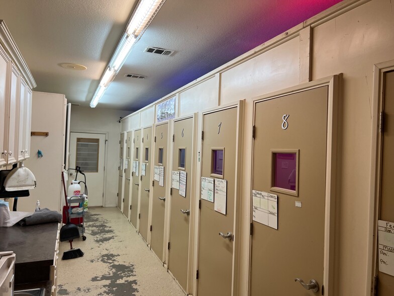 More Photos Of 628 E Veterans Memorial Blvd, Harker Heights Veterinarian Kennel For Sale