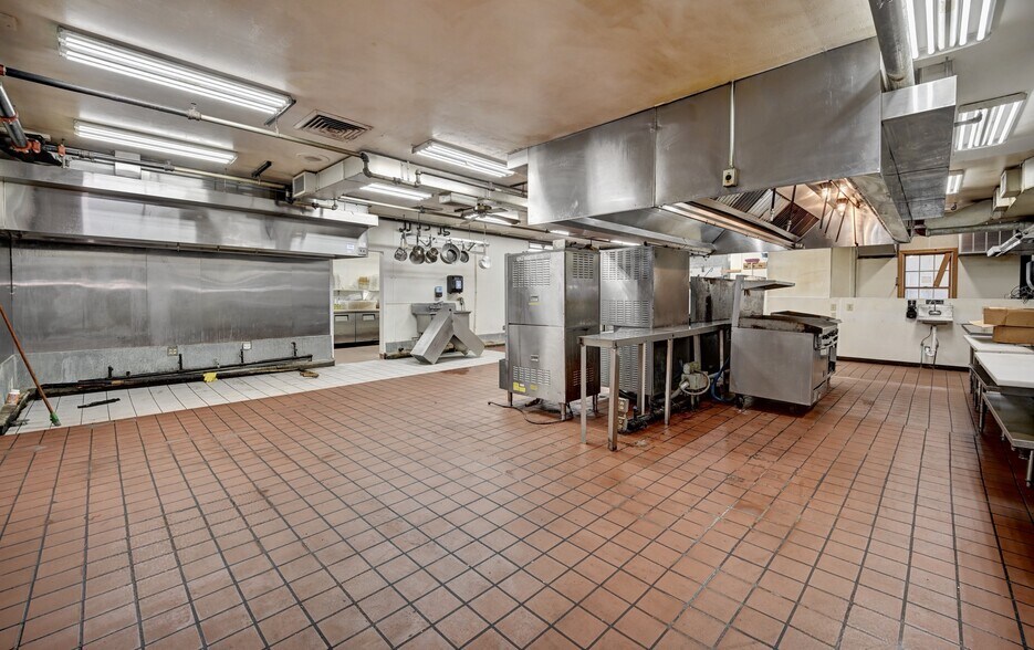 More Photos Of 14278 Lincoln Way E, Dalton Freestanding For Lease