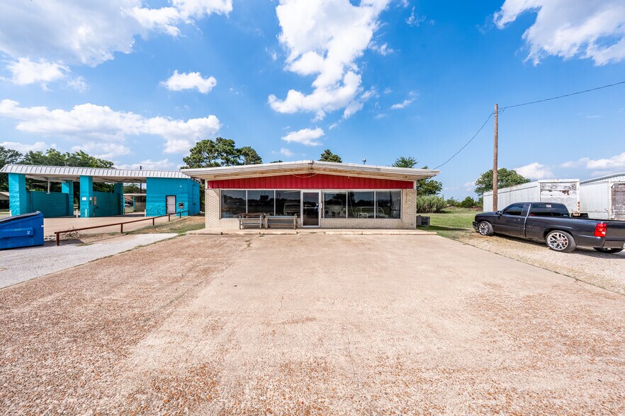 More Photos Of 604 Frisco St, Cumby Flex For Sale