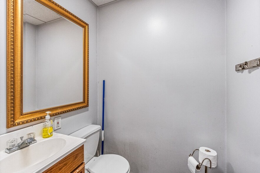 More Photos Of 75 Windsor Ave, Mineola Warehouse For Sale