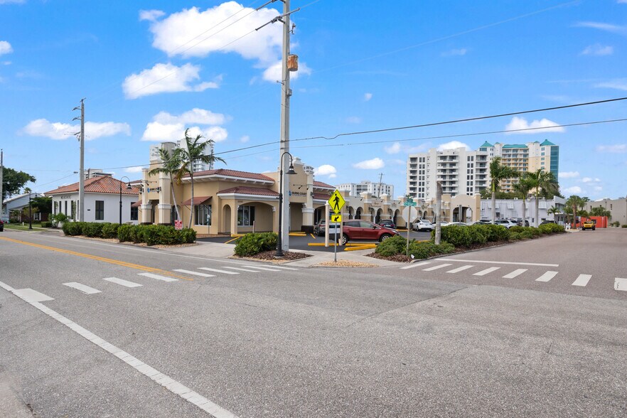 More Photos Of 1530 Dolphin St, Sarasota Storefront For Sale