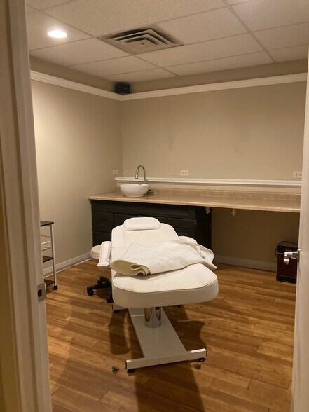 More Photos Of 2525 W Bethany Rd, Sycamore Office For Sale