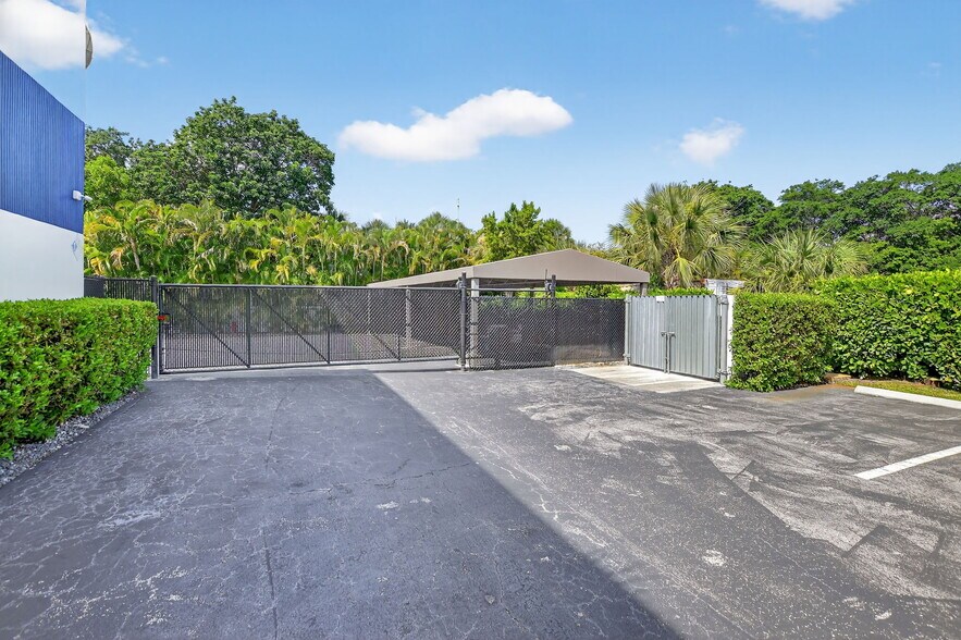More Photos Of 442 NW 35th St, Boca Raton Office For Sale