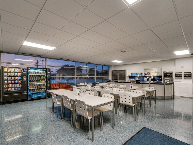 More Photos Of 689 Airport Fwy, Hurst Office For Lease