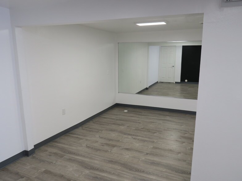 More Photos Of 5818 Southwest Fwy, Houston Showroom For Sale