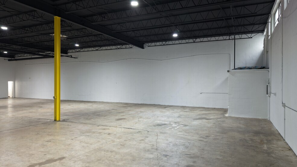 More Photos Of 16401-16413 NW 8th Ave, Miami Distribution For Lease