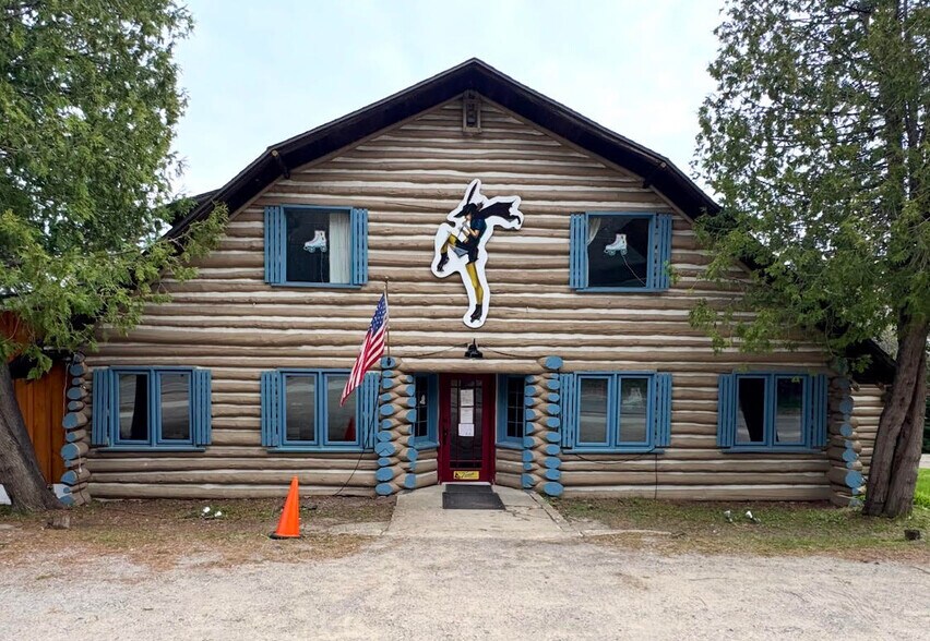 More Photos Of 4472 M-75, Walloon Lake Bar For Sale