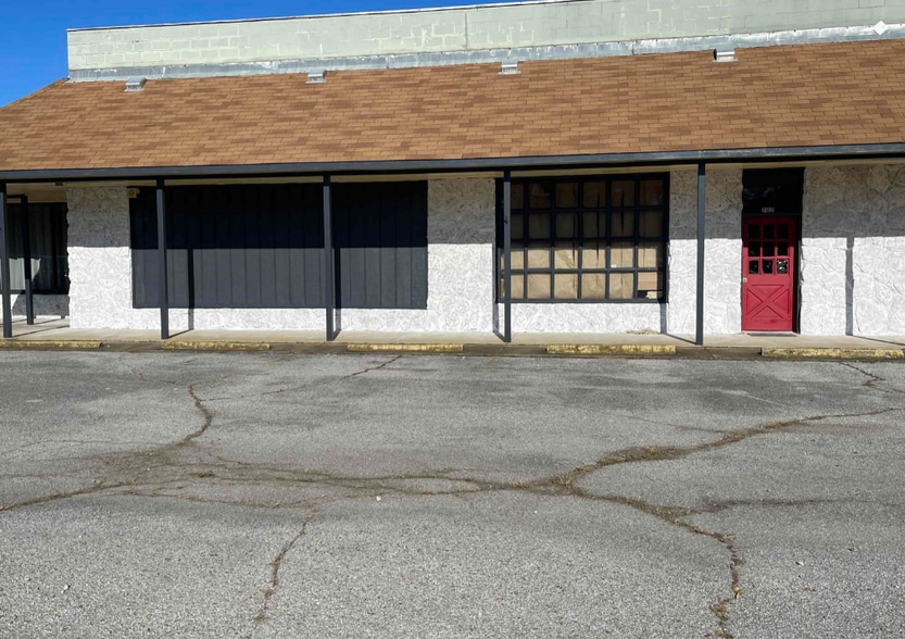 More Photos Of 702 Chastain Blvd W, Glencoe Warehouse For Lease