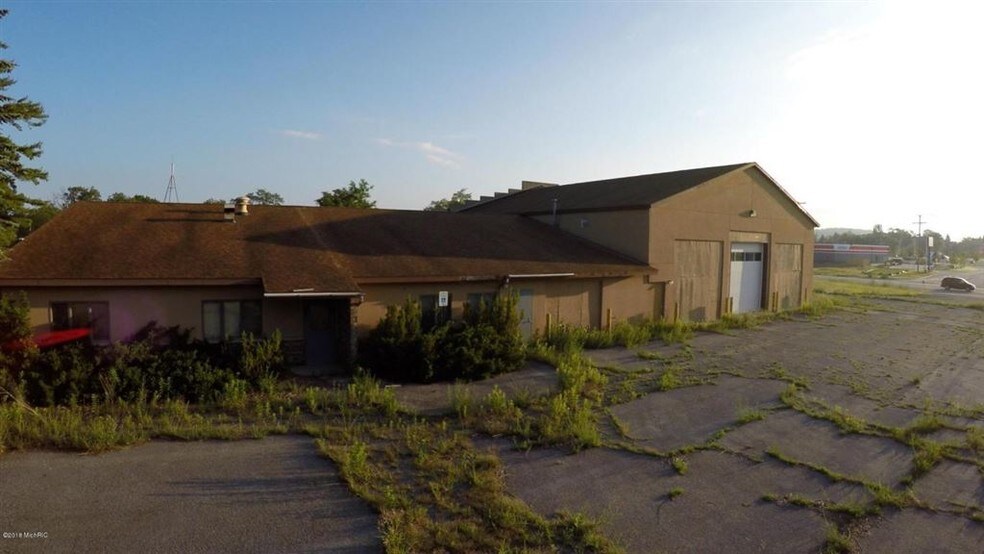 More Photos Of 10 Caberfae Hwy, Manistee Service For Sale
