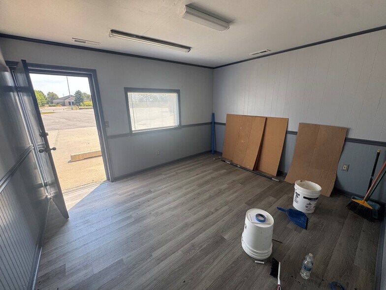 More Photos Of 17230-17232 Bel-Ray Pl, Belton Warehouse For Sale