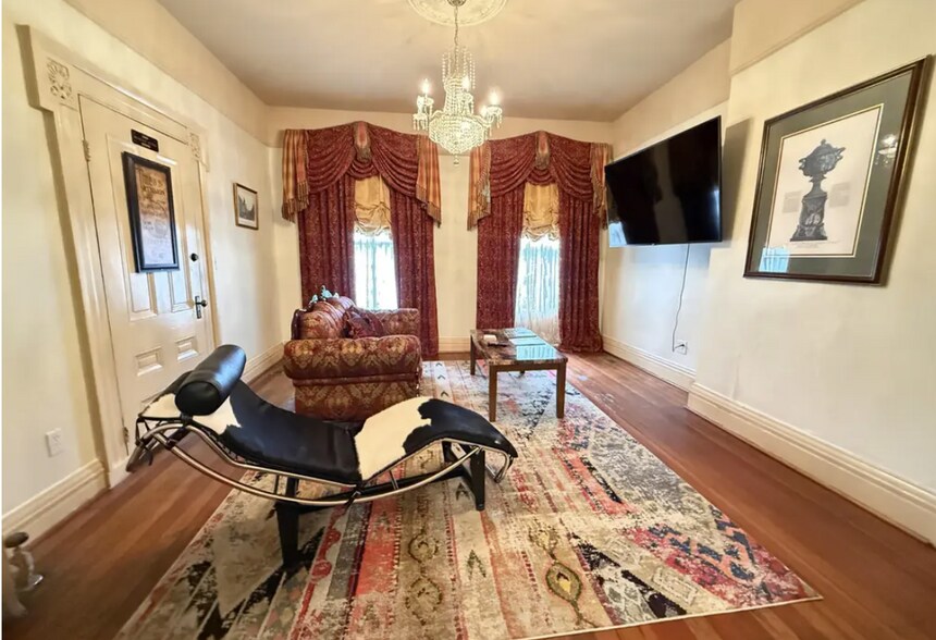 More Photos Of 1004 Park Ave, Galena Specialty For Sale