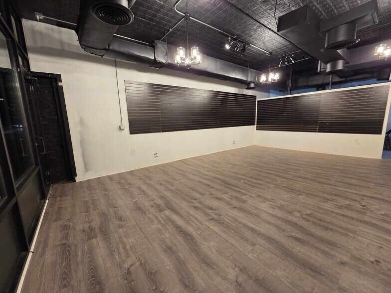 More Photos Of 838-840 W Grand Ave, Chicago Storefront Retail Residential For Lease
