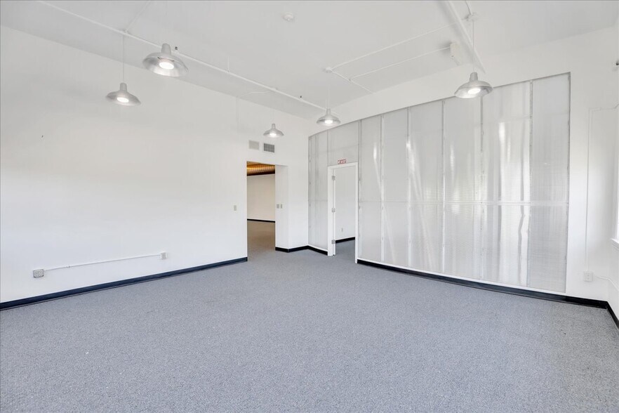 More Photos Of 1430-1438 Elliott Ave W, Seattle Warehouse For Lease