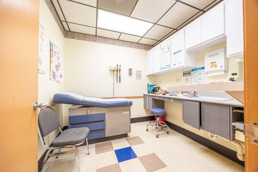 More Photos Of 1226 SW Main Blvd, Lake City Medical For Sale