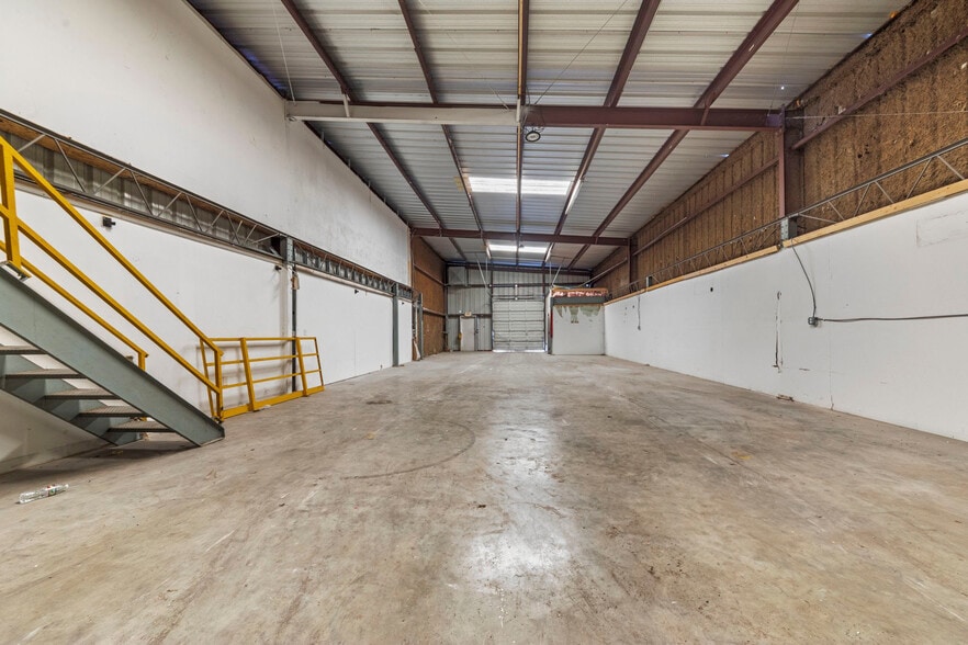 More Photos Of 49 Happy St, Killeen Warehouse For Lease