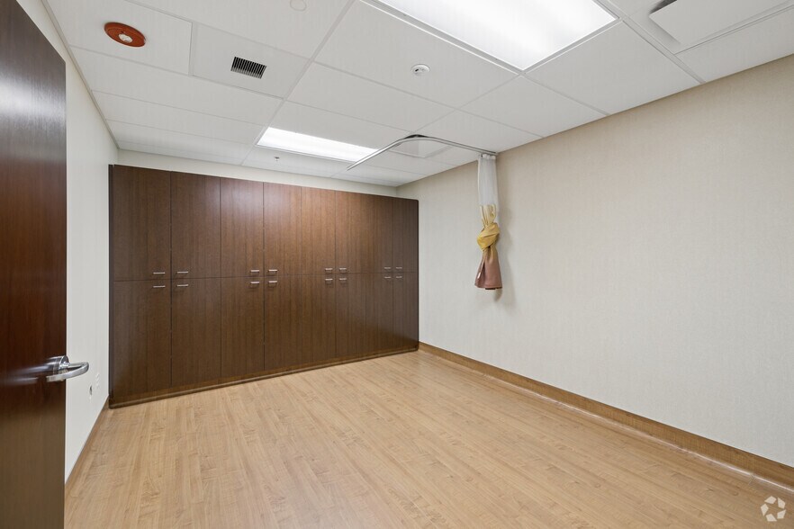 More Photos Of 5000 Commerce Dr, Bakersfield Medical For Sale