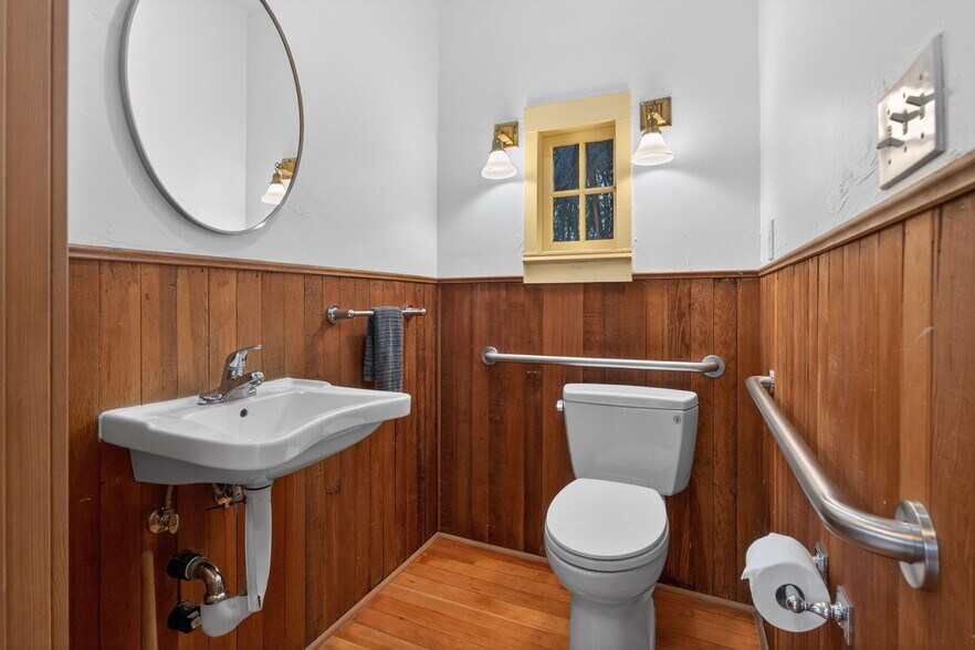More Photos Of 317 NE Sacramento St, Portland Office For Sale
