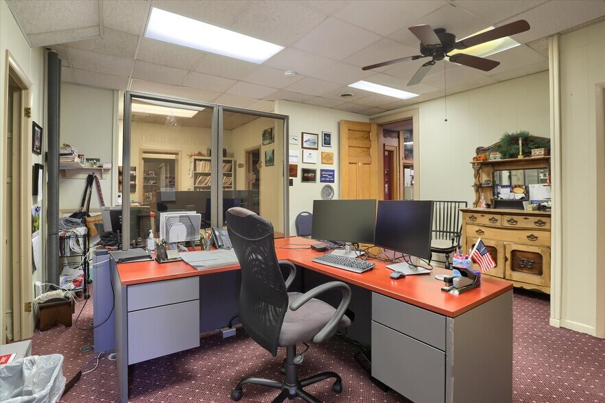 More Photos Of 3 S Market St, Shamokin Flex For Sale