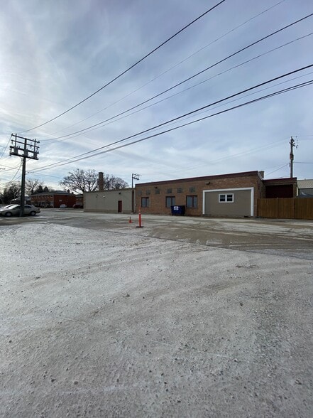 More Photos Of 703 Childs St, Wheaton Veterinarian Kennel For Sale
