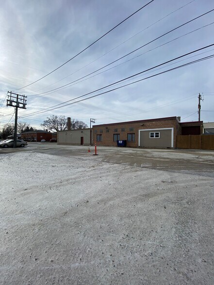 More Photos Of 703 Childs St, Wheaton Veterinarian Kennel For Lease