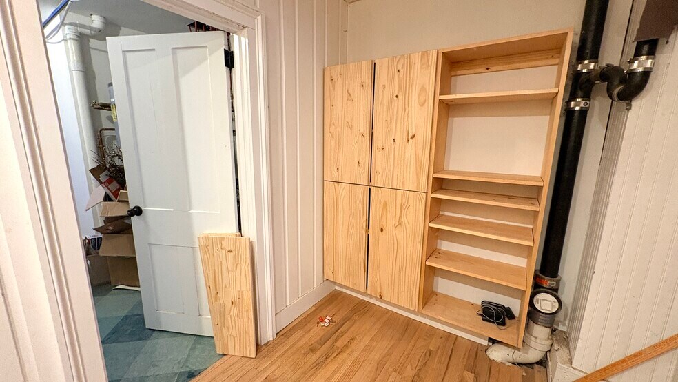 More Photos Of 620 1/2 Warren St, Hudson General Retail For Lease