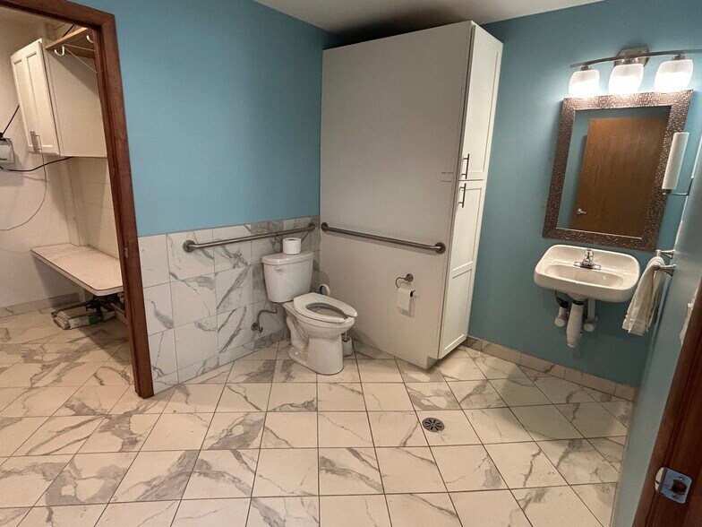 More Photos Of 26051 Dequindre Rd, Madison Heights Warehouse For Sale