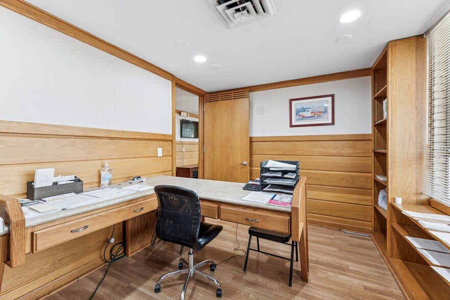 More Photos Of 506 College St W, Fayetteville Office For Sale