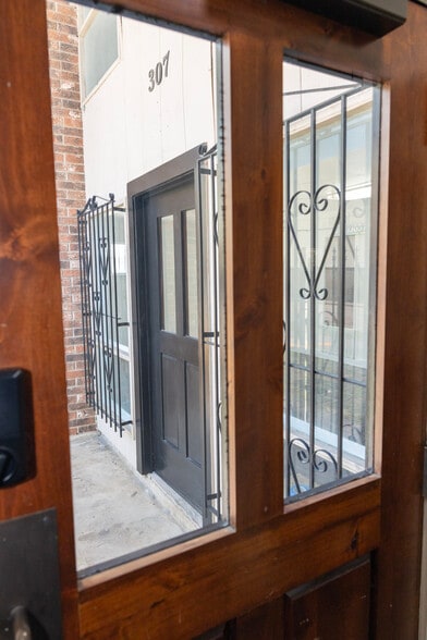 More Photos Of 307-311 Lombrano St, San Antonio Warehouse For Sale