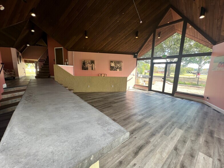 More Photos Of 10804 Wilkshire Blvd, Bolivar Office For Sale