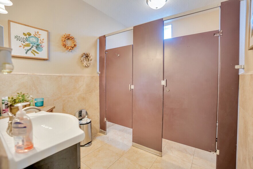 More Photos Of 1209 6th St, Los Banos Storefront For Lease