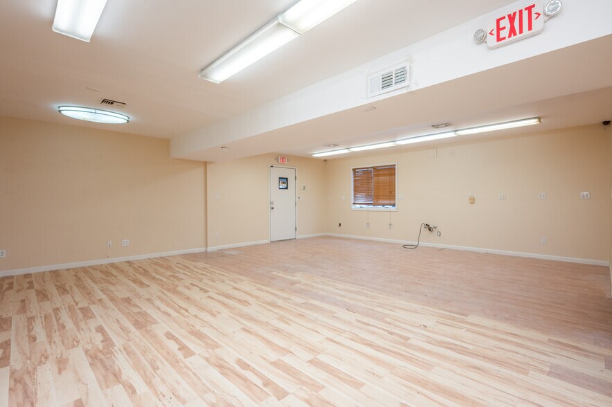 More Photos Of 62 Glen Cove Rd, Roslyn Heights Storefront Retail Office For Lease