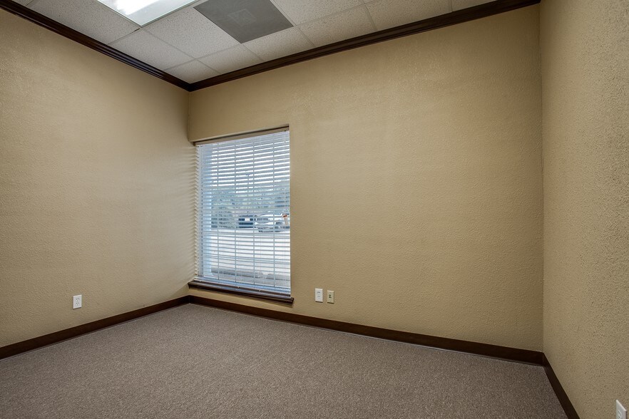 More Photos Of 3260 Southern Dr, Garland Medical For Lease